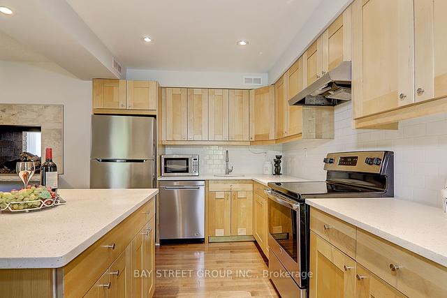 41 Tulip St, House attached with 3 bedrooms, 3 bathrooms and 3 parking in Oakville ON | Image 2