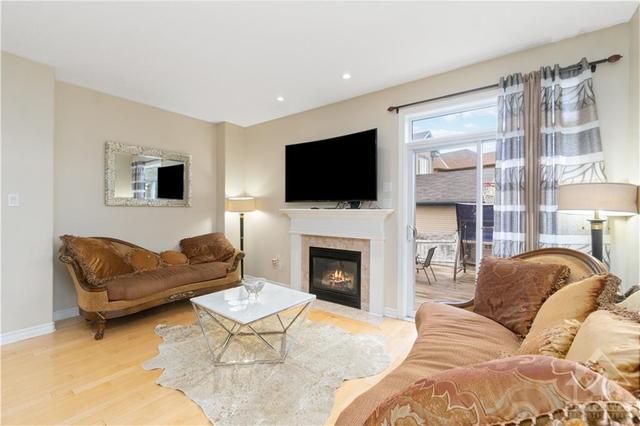 975 Gosnell Terrace, Townhouse with 4 bedrooms, 3 bathrooms and 3 parking in Ottawa ON | Image 7