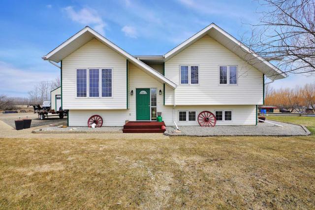 37549 781 Highway, House detached with 5 bedrooms, 2 bathrooms and 4 parking in Red Deer County AB | Image 1
