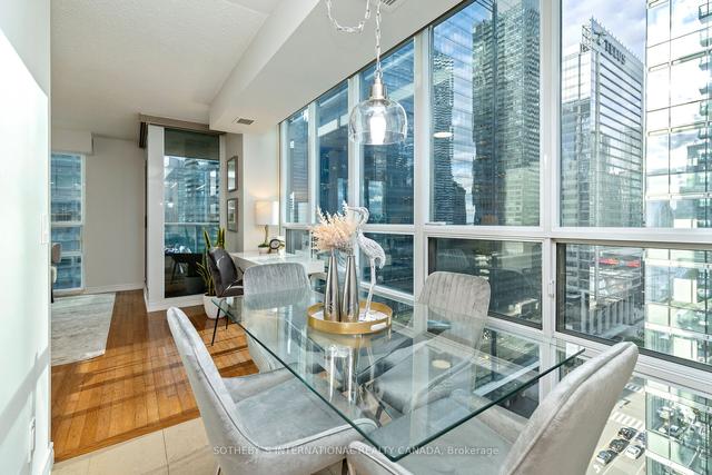 2206 - 30 Grand Trunk Cres, Condo with 2 bedrooms, 2 bathrooms and 1 parking in Toronto ON | Image 2