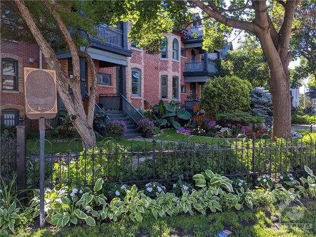 1 - 509 King Edward Avenue, Townhouse with 3 bedrooms, 3 bathrooms and 1 parking in Ottawa ON | Image 2
