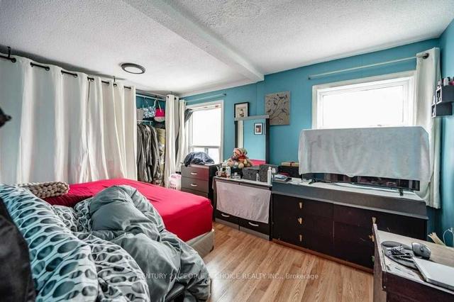 2453 St Clair Ave W, House detached with 5 bedrooms, 1 bathrooms and 6 parking in Toronto ON | Image 15