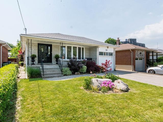 29 Castle Green Cres, House detached with 3 bedrooms, 3 bathrooms and 5 parking in Toronto ON | Image 23