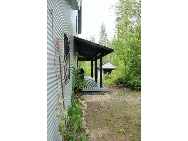 5972 Cedar Creek Road, House detached with 4 bedrooms, 2 bathrooms and null parking in Central Kootenay H BC | Image 3
