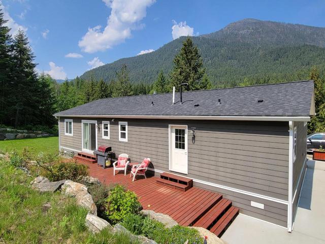 4042 Frogs Vista Drive, House detached with 3 bedrooms, 2 bathrooms and null parking in Central Kootenay H BC | Image 33