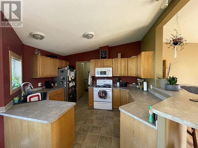 9808 96 Street, House other with 4 bedrooms, 2 bathrooms and null parking in Taylor BC | Image 2