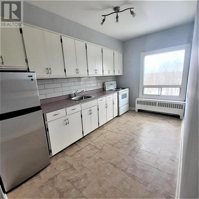 113 Hillside Dr N # 8, Condo with 2 bedrooms, 1 bathrooms and null parking in Elliot Lake ON | Image 5