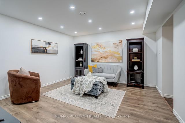 11 Palacky St W, House detached with 3 bedrooms, 2 bathrooms and 3 parking in Toronto ON | Image 20