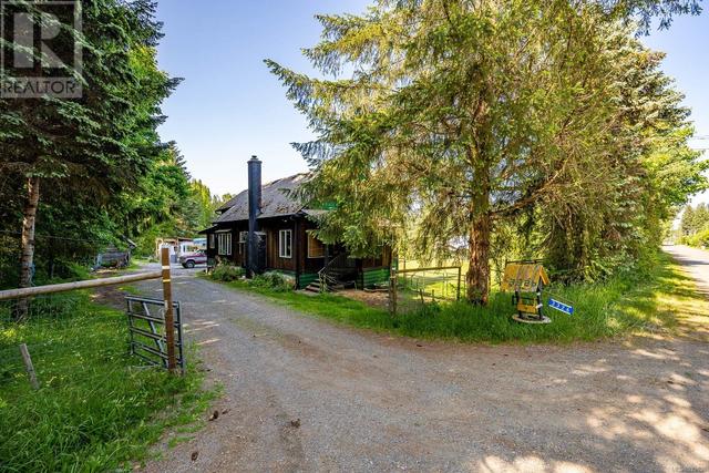3326 Royston Rd, House detached with 5 bedrooms, 2 bathrooms and 10 parking in Comox Valley A BC | Image 2