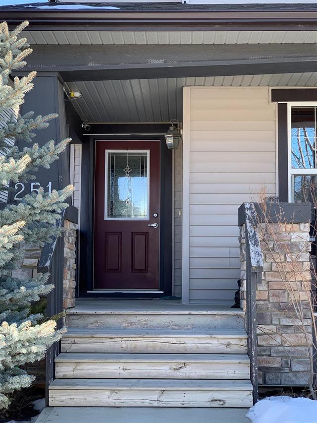 251 Silverado Drive Sw, House detached with 3 bedrooms, 3 bathrooms and 2 parking in Calgary AB | Image 2