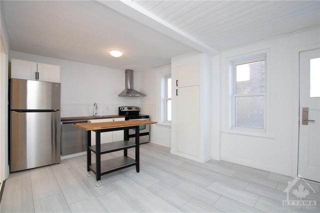 981 Gladstone Avenue, Townhouse with 3 bedrooms, 1 bathrooms and 2 parking in Ottawa ON | Image 9
