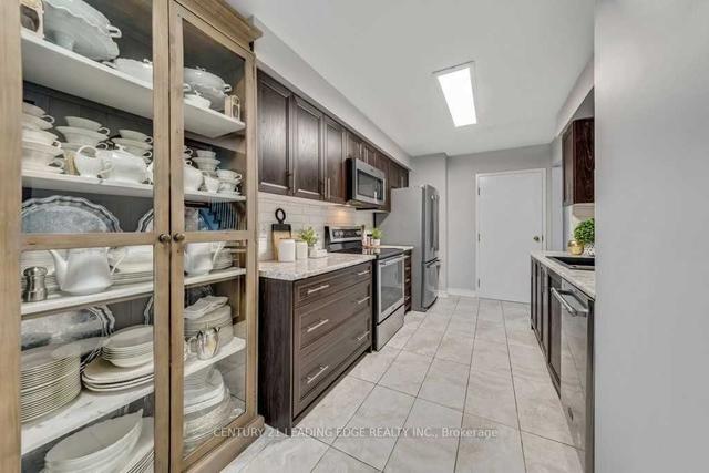 25 Mondeo Dr, Townhouse with 3 bedrooms, 3 bathrooms and 2 parking in Toronto ON | Image 2