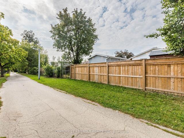 10 Deeside Cres, House semidetached with 3 bedrooms, 2 bathrooms and 7 parking in Brampton ON | Image 25