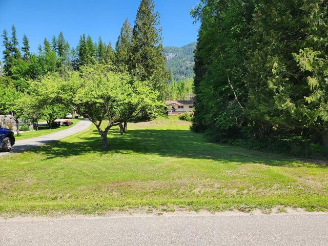 2466 Cunningham Road, House detached with 3 bedrooms, 2 bathrooms and null parking in Central Kootenay H BC | Image 25