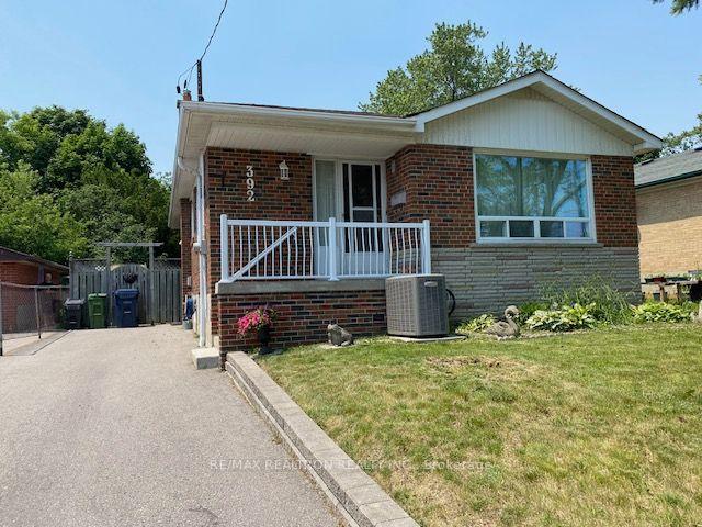 392 Painted Post Dr, House detached with 3 bedrooms, 2 bathrooms and 3 parking in Toronto ON | Image 2