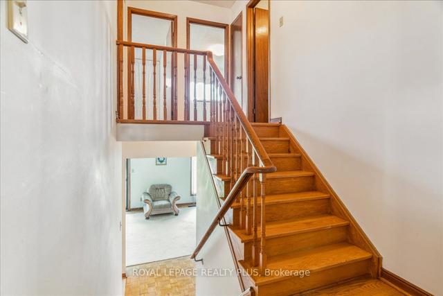 41 Sharpecroft Blvd, House semidetached with 3 bedrooms, 2 bathrooms and 4 parking in Toronto ON | Image 9