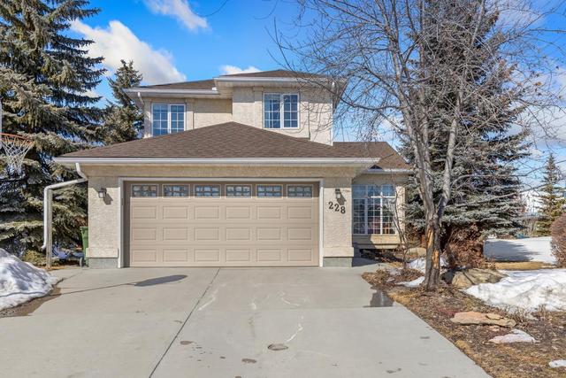 228 Millview Place Sw, House detached with 3 bedrooms, 3 bathrooms and 4 parking in Calgary AB | Image 1