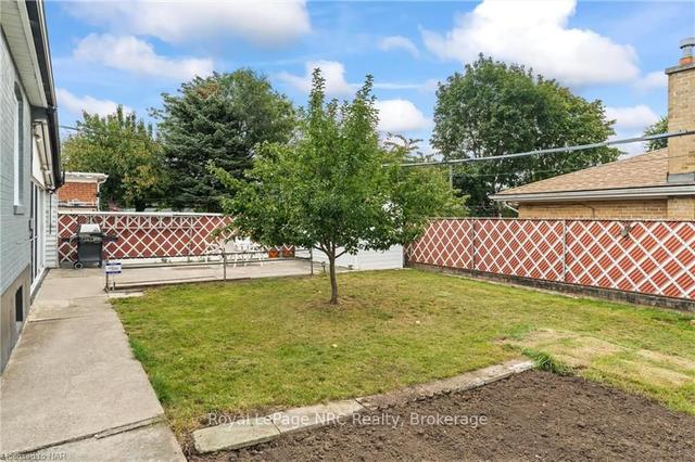 29 Gunton Dr, House detached with 3 bedrooms, 3 bathrooms and 5 parking in Toronto ON | Image 19