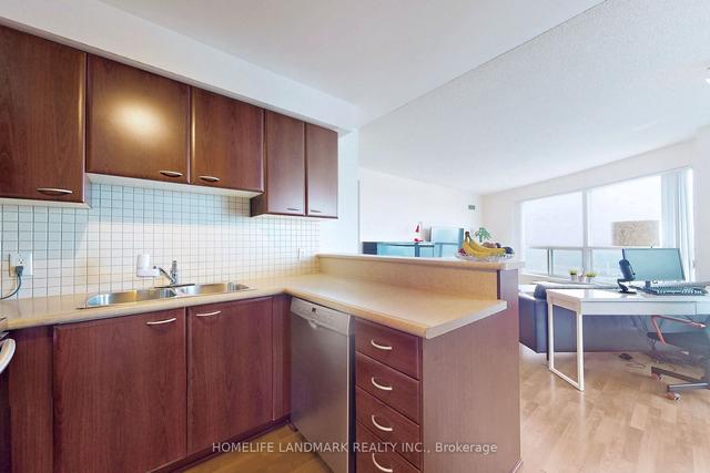 2810 - 36 Lee Centre Dr, Condo with 2 bedrooms, 2 bathrooms and 1 parking in Toronto ON | Image 4