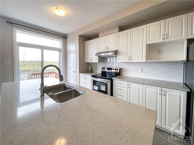 1033 Speedvale Court, Townhouse with 3 bedrooms, 4 bathrooms and 2 parking in Ottawa ON | Image 6