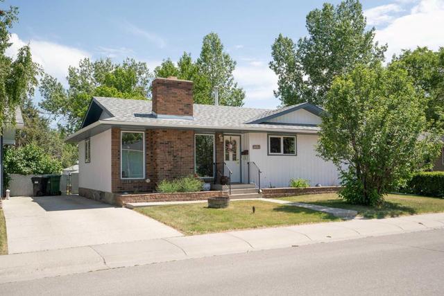 212 Lynnview Way Se, House detached with 4 bedrooms, 1 bathrooms and 2 parking in Calgary AB | Image 1