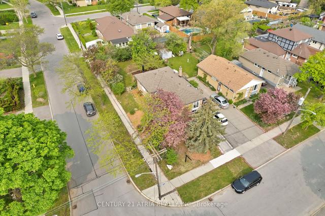 2 Ashfield Dr, House detached with 3 bedrooms, 2 bathrooms and 3 parking in Toronto ON | Image 14