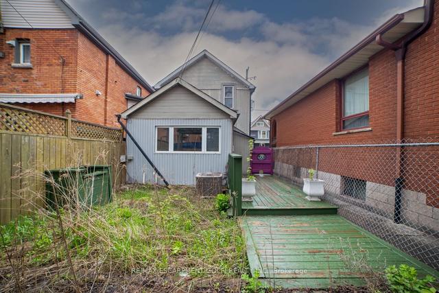 381 Herkimer St, House detached with 2 bedrooms, 1 bathrooms and 0 parking in Hamilton ON | Image 3