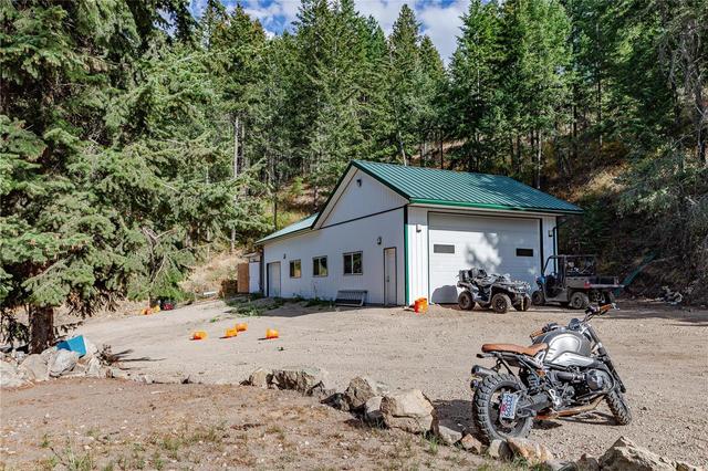 5572 Oyama Lake Road, House detached with 4 bedrooms, 2 bathrooms and 26 parking in Columbia Shuswap F BC | Image 4