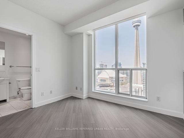 3202 - 8 York St, Condo with 2 bedrooms, 2 bathrooms and 1 parking in Toronto ON | Image 2