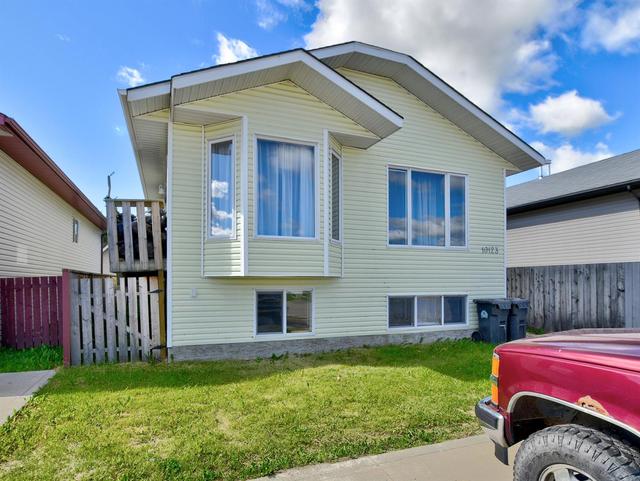 10123 98a Street, House detached with 5 bedrooms, 3 bathrooms and 3 parking in Sexsmith AB | Image 1