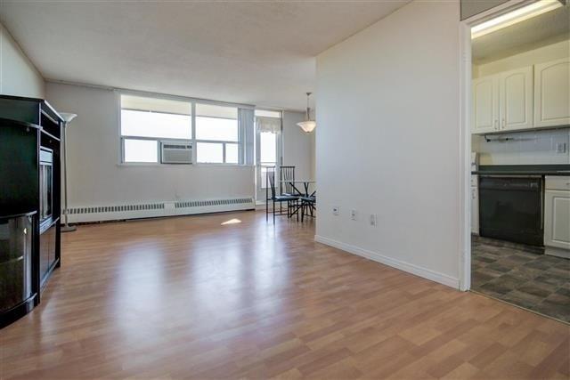810 - 541 Blackthorn Ave, Condo with 1 bedrooms, 1 bathrooms and 1 parking in Toronto ON | Image 2