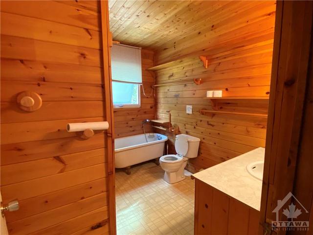 1032 Log Cabin Lane, House detached with 6 bedrooms, 5 bathrooms and 10 parking in North Frontenac ON | Image 9