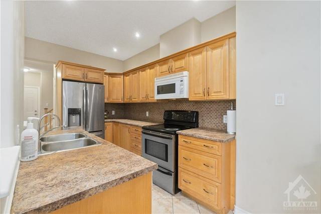 975 Gosnell Terrace, Townhouse with 4 bedrooms, 3 bathrooms and 3 parking in Ottawa ON | Image 10