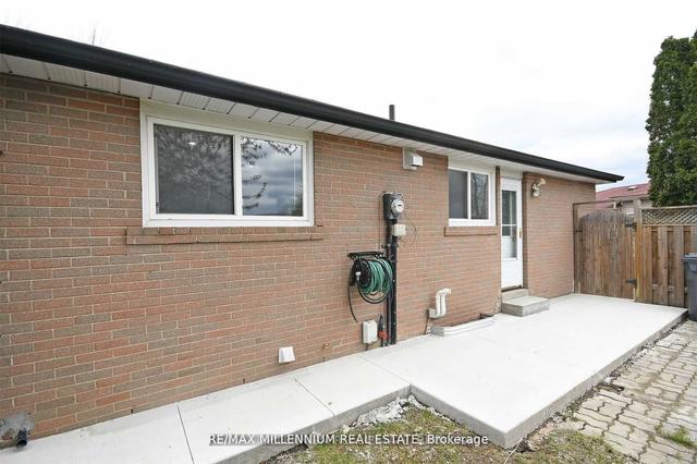 156 Folkstone Cres, House detached with 3 bedrooms, 2 bathrooms and 4 parking in Brampton ON | Image 27