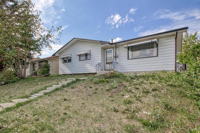 4220 Marwood Road Ne, House detached with 5 bedrooms, 2 bathrooms and 2 parking in Calgary AB | Image 3