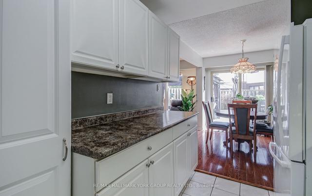 154 Baronwood Crt, Townhouse with 3 bedrooms, 2 bathrooms and 2 parking in Brampton ON | Image 2