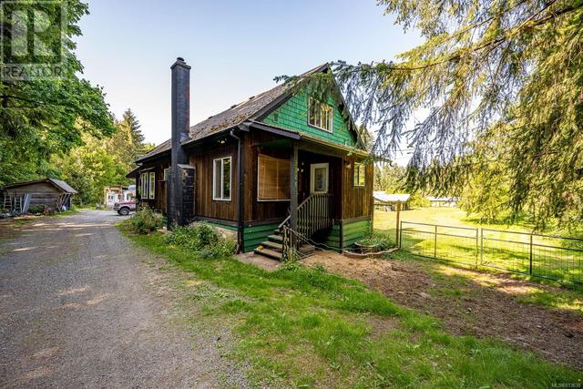 3326 Royston Rd, House detached with 5 bedrooms, 2 bathrooms and 10 parking in Comox Valley A BC | Image 3