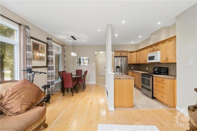 975 Gosnell Terrace, Townhouse with 4 bedrooms, 3 bathrooms and 3 parking in Ottawa ON | Image 8