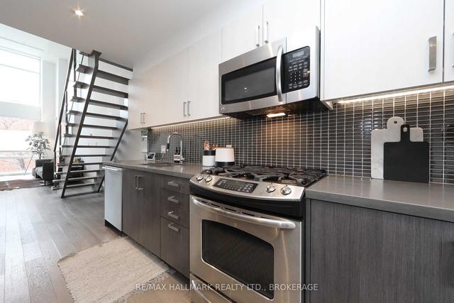 985 Dundas St E, House attached with 2 bedrooms, 3 bathrooms and 1 parking in Toronto ON | Image 4