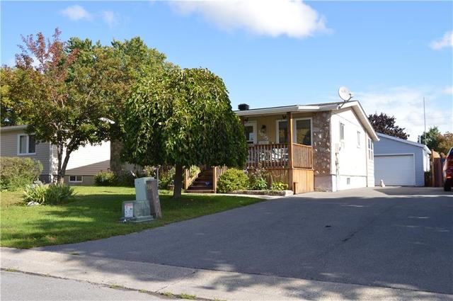 1035 Donihee Crescent, House detached with 2 bedrooms, 2 bathrooms and 4 parking in Cornwall ON | Image 3
