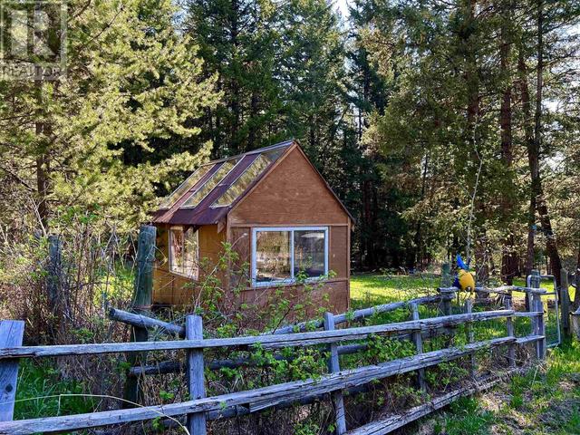 6239 N Horse Lake Road, House detached with 2 bedrooms, 2 bathrooms and null parking in Cariboo L BC | Image 2