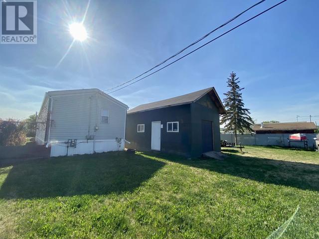 10601 101 Street, House other with 3 bedrooms, 2 bathrooms and null parking in Taylor BC | Image 9