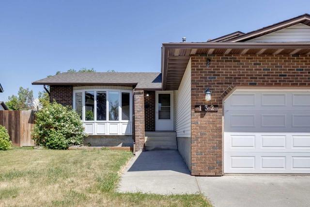 132 Woodford Drive Sw, House detached with 4 bedrooms, 2 bathrooms and 2 parking in Calgary AB | Image 2