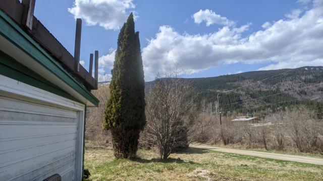 6771 Katelnikoff Road, House detached with 2 bedrooms, 1 bathrooms and null parking in Central Kootenay H BC | Image 13