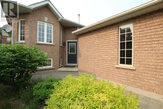 4 Bird St, House detached with 3 bedrooms, 2 bathrooms and 4 parking in Barrie ON | Image 2