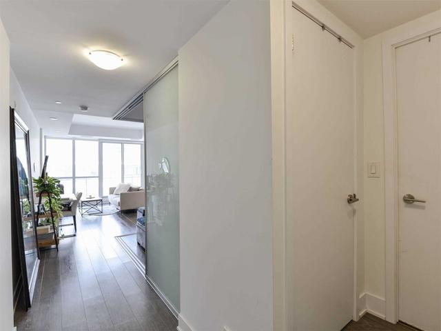 809 - 508 Wellington St W, Condo with 1 bedrooms, 1 bathrooms and 0 parking in Toronto ON | Image 2