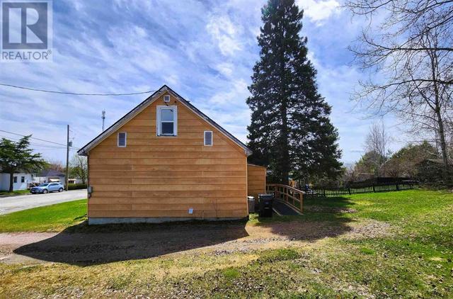 19 Green Ave, House detached with 2 bedrooms, 1 bathrooms and null parking in Kirkland Lake ON | Image 29