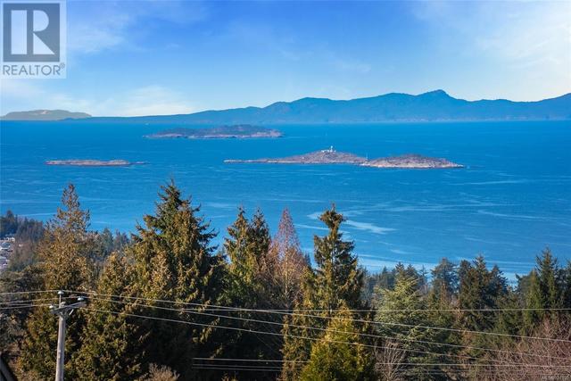 5558 Cliffside Rd, House detached with 3 bedrooms, 4 bathrooms and 6 parking in Nanaimo BC | Image 2