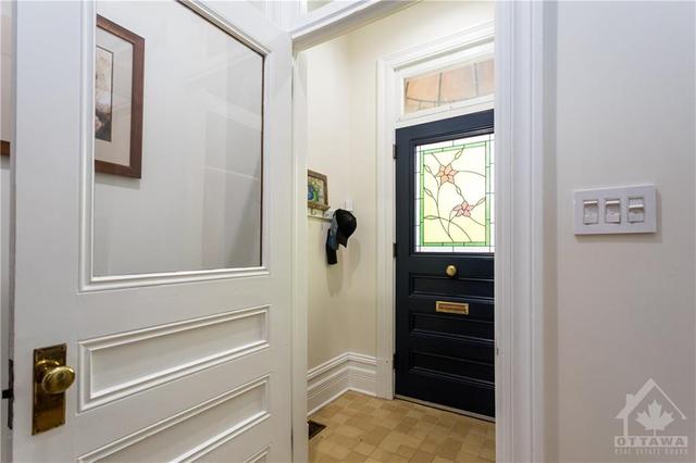 68 Fourth Avenue, Townhouse with 3 bedrooms, 2 bathrooms and 2 parking in Ottawa ON | Image 3