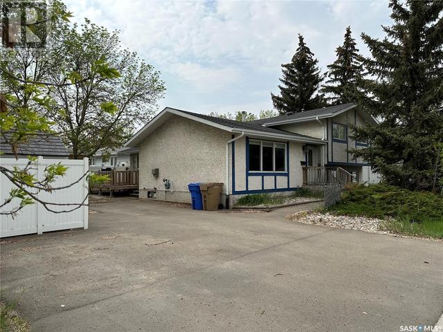 1002 Broad Street N, House detached with 4 bedrooms, 2 bathrooms and null parking in Regina SK | Image 2